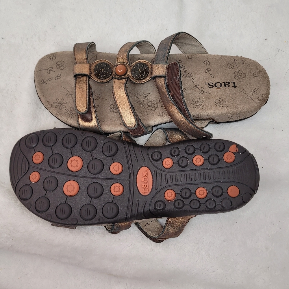 Preowned Pewter TAOS Prize 3 Sandals Size